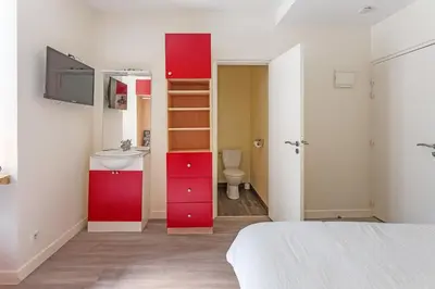 Un ou plusieurs lits dans un hébergement de l'établissement Chambres centre-ville avec espaces partagés - accessibles et abordables