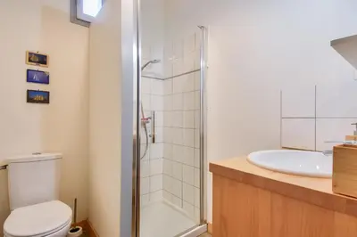 Salle de bains dans l'établissement Maison pour 6, à proximité du centre ville