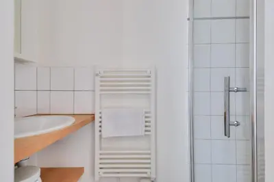 Salle de bains dans l'établissement Maison pour 6, à proximité du centre ville