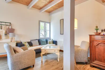 Coin salon dans l'établissement Maison pour 6, à proximité du centre ville