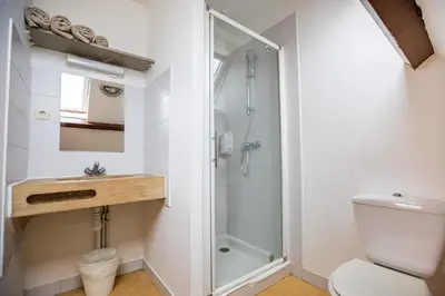 Salle de bains dans l'établissement La Chaumière