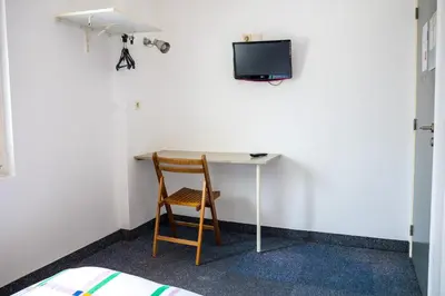 Télévision ou salle de divertissement dans l'établissement La Chaumière