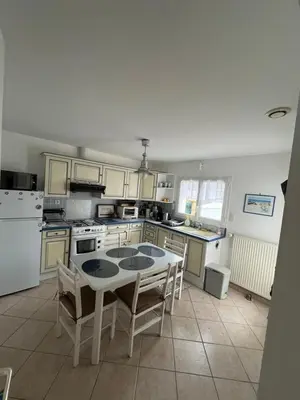 Cuisine ou kitchenette dans l'établissement Maison familiale de plain pied, grande cour, vélos, très bien équipée