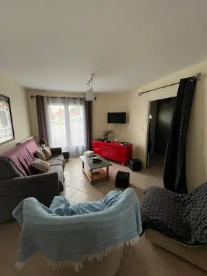 Télévision ou salle de divertissement dans l'établissement Maison familiale de plain pied, grande cour, vélos, très bien équipée