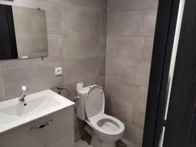 Salle de bains dans l'établissement Logement chaleureux et parking