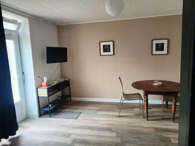 Télévision ou salle de divertissement dans l'établissement Logement chaleureux et parking