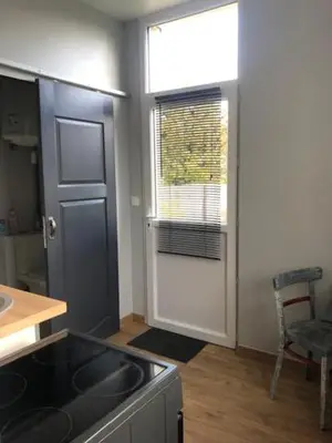Cuisine ou kitchenette dans l'établissement appartement indépendant dans jardin privé