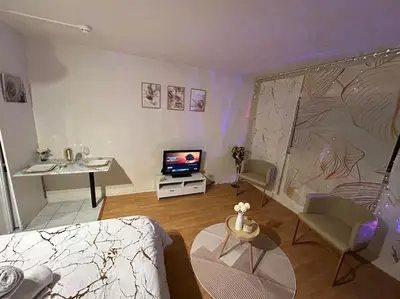 Télévision ou salle de divertissement dans l'établissement Nid Dor avec Parking