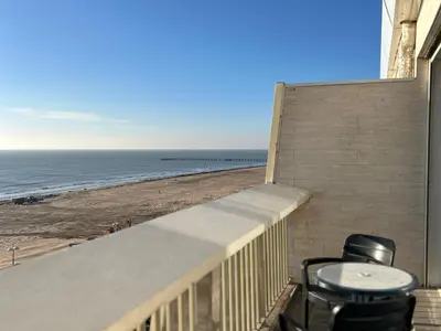 Vue générale sur la mer ou vue sur la mer prise depuis l'appartement