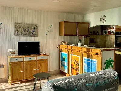 Cuisine ou kitchenette dans l'établissement Appartement bord de mer avec balcon et parking - FR-1-652-47