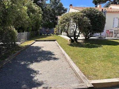 Jardin de l'établissement Maison Familiale bord de mer