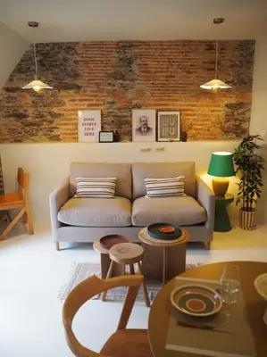Coin salon dans l'établissement Studio de charme refait à neuf place Graslin