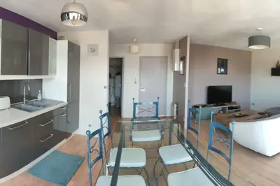 Cuisine ou kitchenette dans l'établissement Grand T2 lumineux avec parking