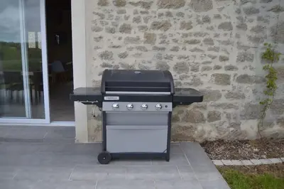 Barbecue disponible mis à disposition des clients de la maison de vacances