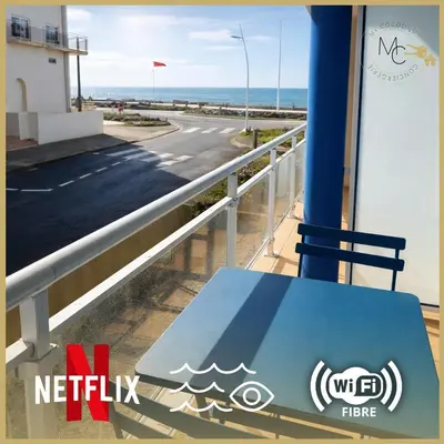 Vue générale sur la mer ou vue sur la mer prise depuis l'appartement