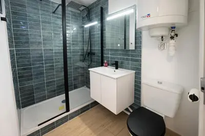 Salle de bains dans l'établissement Plage Bleue, terrasse vue mer, wifi Netflix