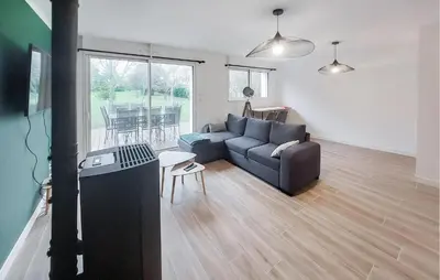 Coin salon dans l'établissement Beautiful Home In La Plaine Sur Mer