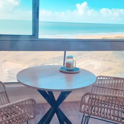Vue générale sur la mer ou vue sur la mer prise depuis l'appartement