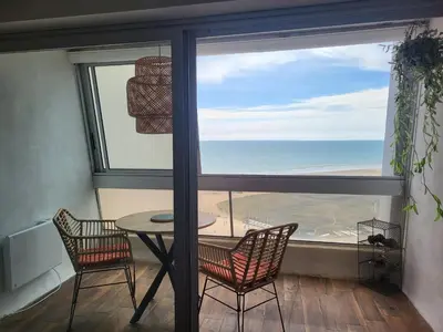 Vue générale sur la mer ou vue sur la mer prise depuis l'appartement