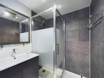 Salle de bains dans l'établissement À 550m de la plage, jolie maison pour 5