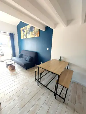 Coin salon dans l'établissement PLAIN PIED, avec mezzanine et espace extérieur 10min Puy du F