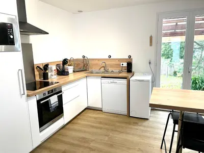 Cuisine ou kitchenette dans l'établissement La maison aux volets bleus