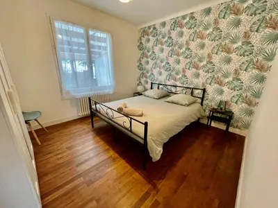 Un ou plusieurs lits dans un hébergement de l'établissement La maison aux volets bleus