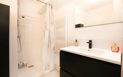 Salle de bains dans l'établissement Le BeeHive - T3 Spacieux et paisible
