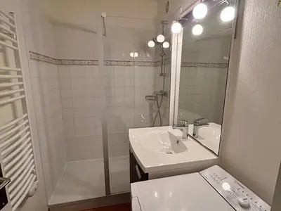 Salle de bains dans l'établissement Studio confortable avec vue mer, animaux acceptés - FR-1-652-48