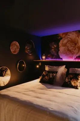 Un ou plusieurs lits dans un hébergement de l'établissement L'alcôve Clisson-Love room- Gîte Romantique-SPA
