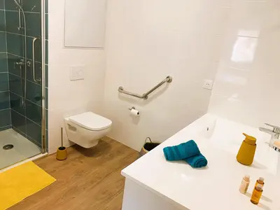 Salle de bains dans l'établissement La Résidence Cholet