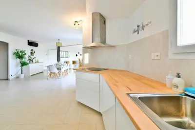 Cuisine ou kitchenette dans l'établissement L'Instant de Sérénité Panorama et Style