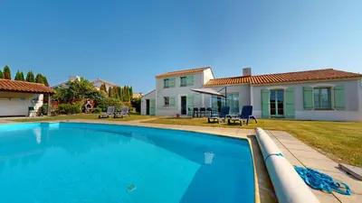 Piscine de l'établissement Villa Emeraude - Golf & Plage ou située à proximité