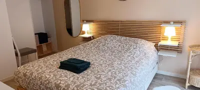 Un ou plusieurs lits dans un hébergement de l'établissement Le Portet avec parking privé