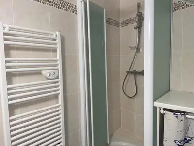 Salle de bains dans l'établissement Maison spacieuse à 100m de la plage, 6 pers. - FR-1-323-557