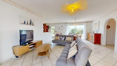 Télévision ou salle de divertissement dans l'établissement Le Secret des Marees