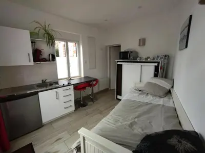 Cuisine ou kitchenette dans l'établissement Le kiosque de la villa des roses charmant et atypique