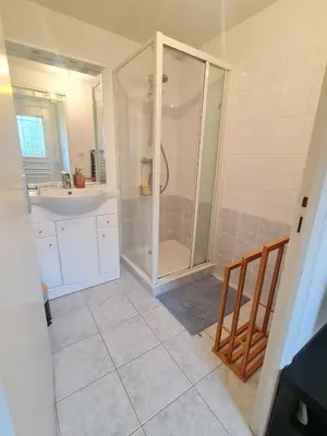 Salle de bains dans l'établissement Appartement familial tout équipé - proche hôpital
