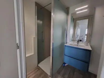 Salle de bains dans l'établissement Maison rénovée près de la mer avec 2 piscines, parking et animaux acceptés - FR-1-364-174