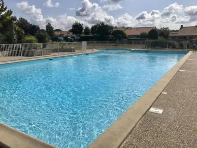 Piscine de l'établissement Maison rénovée près de la mer avec 2 piscines, parking et animaux acceptés - FR-1-364-174 ou située à proximité