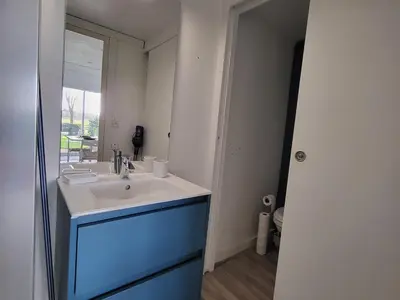 Salle de bains dans l'établissement Maison rénovée près de la mer avec 2 piscines, parking et animaux acceptés - FR-1-364-174