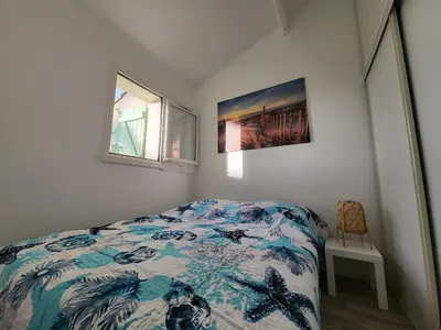 Un ou plusieurs lits dans un hébergement de l'établissement Maison rénovée près de la mer avec 2 piscines, parking et animaux acceptés - FR-1-364-174