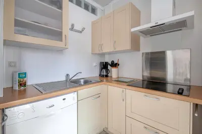Cuisine ou kitchenette dans l'établissement Plage à 200m, maison mitoyenne de plain-pied, 4 pers