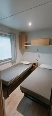 Un ou plusieurs lits dans un hébergement de l'établissement Bungalow confortable à Saint-Brevin-les-Pins avec piscine, 40 m²