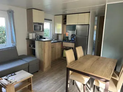 Cuisine ou kitchenette dans l'établissement Bungalow confortable à Saint-Brevin-les-Pins avec piscine, 40 m²