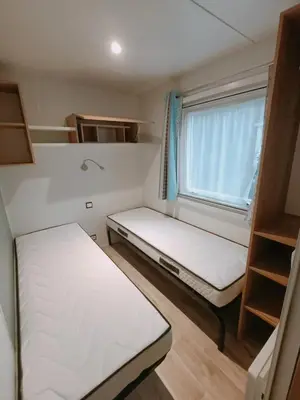 Un ou plusieurs lits dans un hébergement de l'établissement Bungalow confortable à Saint-Brevin-les-Pins avec piscine, 40 m²