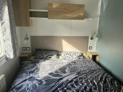 Un ou plusieurs lits dans un hébergement de l'établissement Bungalow confortable à Saint-Brevin-les-Pins avec piscine, 40 m²