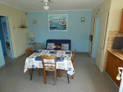 Coin salon dans l'établissement Fromentine - Appartement RDC 33m² avec jardin, animaux admis, parking - FR-1-540-303