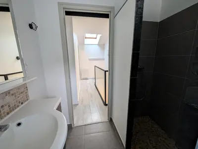 Salle de bains dans l'établissement Maison chaleureuse au cœur du centre ville