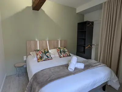 Un ou plusieurs lits dans un hébergement de l'établissement Maison chaleureuse au cœur du centre ville